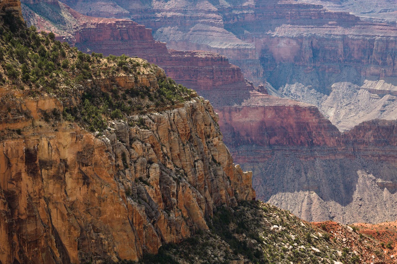 services-02 Beautiful landscape of the Grand Canyon showcasing rugged cliffs and vibrant colors under a clear sky.